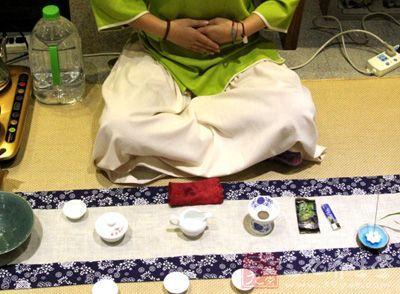 女士喝茶的手勢，女人正確喝茶手勢姿勢圖