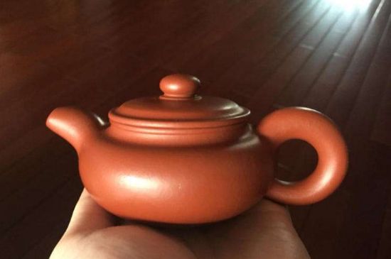 朱泥<a href=http://m.car-candy.com/chaju/zisha/ target=_blank class=infotextkey>紫砂壺如何開壺</a>，朱泥壺日常泡茶養(yǎng)護(hù)