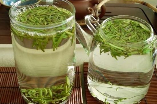 竹葉青和雀舌哪個貴，竹葉<a href=http://m.car-candy.com/fenlei/wulongcha/ target=_blank class=infotextkey>青茶</a>貴嗎？